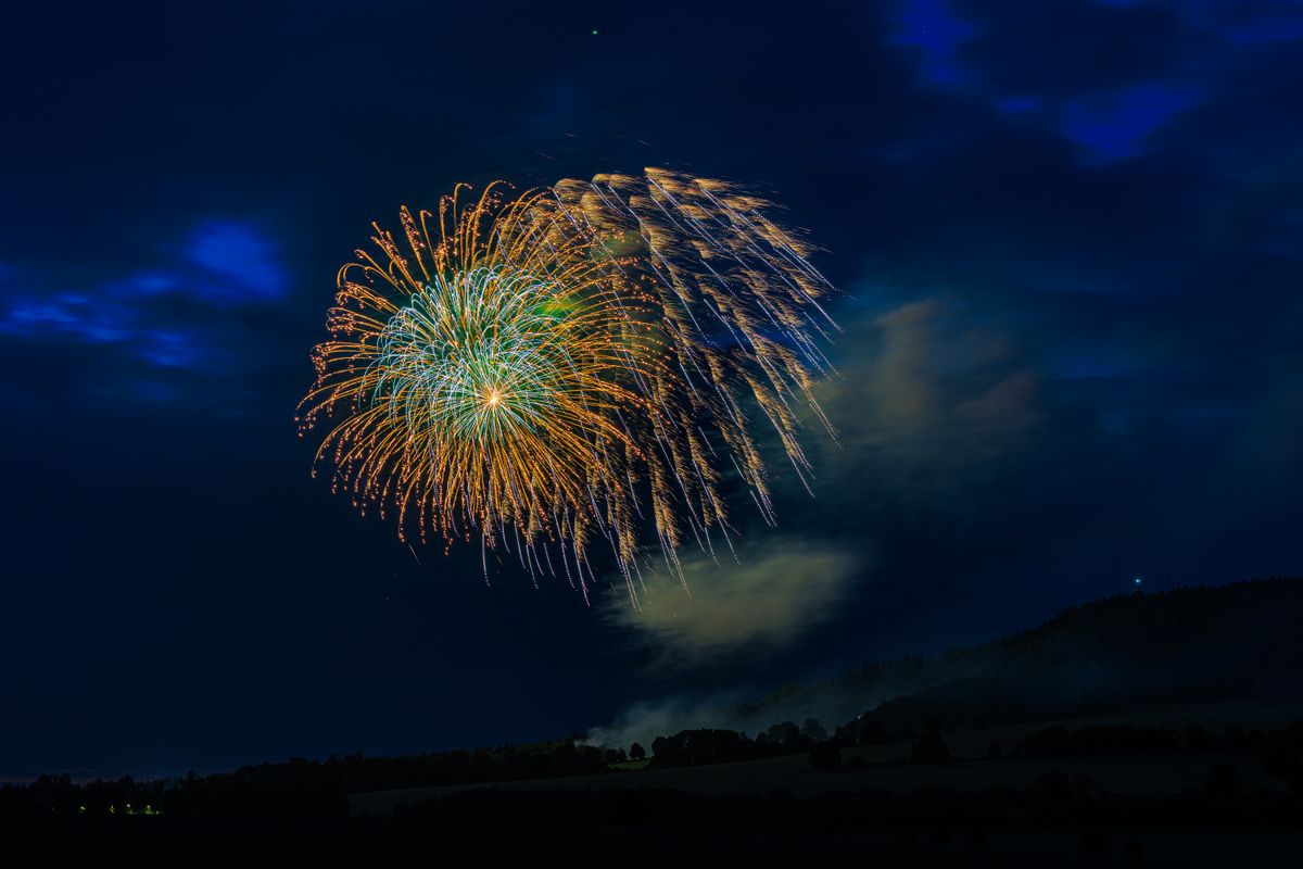 Colorful fireworks exploding in the night sky — Photo from Pexels